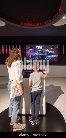 Mutter und Sohn auf interaktivem Computerdisplay, Porsche Museum, Stuttgart, Deutschland Stockfoto