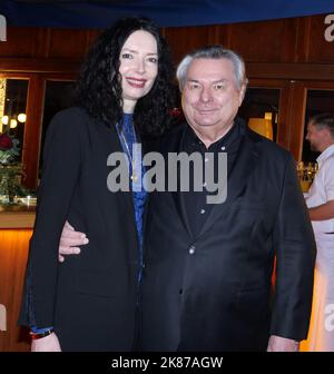 Berlin, Deutschland. 20. Oktober 2022. Moderator Waldemar Hartmann mit Frau Petra Böllmann, aufgenommen am 20.10.2022 bei der Diabetes Gala im Tipi am Kanzleramt in Berlin Tiergarten. Quelle: XAMAX/dpa/Alamy Live News Stockfoto