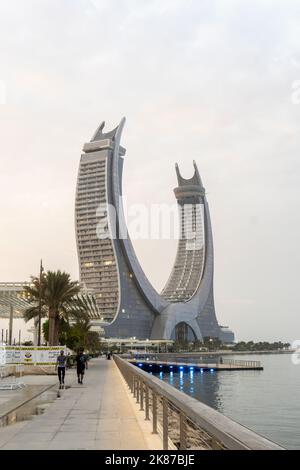 Crescent Tower Lusail befindet sich in Lusail. Das Gebäude umfasst Hotelzimmer, Apartments, Büros, Boutiquen und Restaurants. Stockfoto