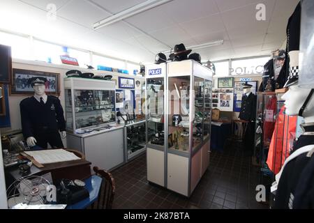 Cumnock, Ayrshire, Schottland, Großbritannien Jim Manson (80) ein ehemaliger Polizeibeamter mit seiner Sammlung von Police Memorbilia aus Strathcylde & Lanarkshire Constabulary. In einer gemieteten Industrieeinheit hat er eine Mini-Polizeiwache mit Gefängniszelle eingerichtet Stockfoto