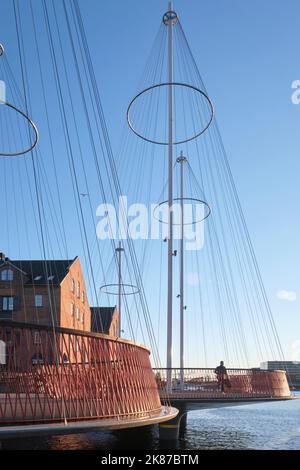 Kopenhagen, Dänemark - 2022. September: Blick auf die berühmte Circle Bridge, Cirkelbroen in Form von Schiffsmasten, die von Olafur Eliasson in Christianshavn entworfen wurden Stockfoto