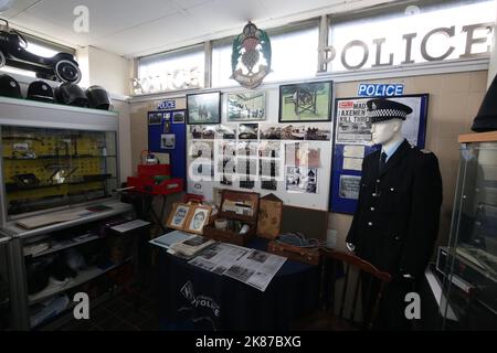 Cumnock, Ayrshire, Schottland, Großbritannien Jim Manson (80) ein ehemaliger Polizeibeamter mit seiner Sammlung von Police Memorbilia aus Strathcylde & Lanarkshire Constabulary. In einer gemieteten Industrieeinheit hat er eine Mini-Polizeiwache mit Gefängniszelle eingerichtet Stockfoto