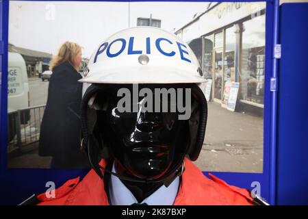 Cumnock, Ayrshire, Schottland, Großbritannien Jim Manson (80) ein ehemaliger Polizeibeamter mit seiner Sammlung von Police Memorbilia aus Strathcylde & Lanarkshire Constabulary. In einer gemieteten Industrieeinheit hat er eine Mini-Polizeiwache mit Gefängniszelle eingerichtet Stockfoto