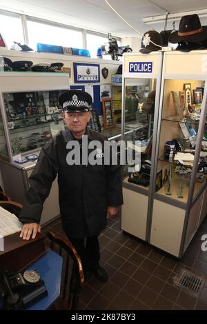 Cumnock, Ayrshire, Schottland, Großbritannien Jim Manson (80) ein ehemaliger Polizeibeamter mit seiner Sammlung von Police Memorbilia aus Strathcylde & Lanarkshire Constabulary. In einer gemieteten Industrieeinheit hat er eine Mini-Polizeiwache mit Gefängniszelle eingerichtet Stockfoto