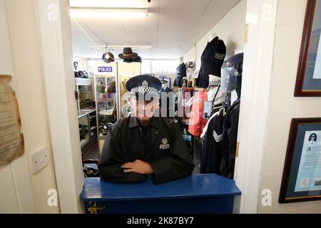 Cumnock, Ayrshire, Schottland, Großbritannien Jim Manson (80) ein ehemaliger Polizeibeamter mit seiner Sammlung von Police Memorbilia aus Strathcylde & Lanarkshire Constabulary. In einer gemieteten Industrieeinheit hat er eine Mini-Polizeiwache mit Gefängniszelle eingerichtet Stockfoto