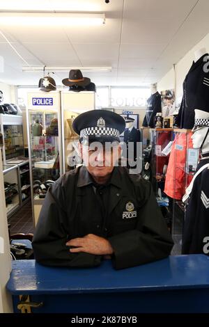 Cumnock, Ayrshire, Schottland, Großbritannien Jim Manson (80) ein ehemaliger Polizeibeamter mit seiner Sammlung von Police Memorbilia aus Strathcylde & Lanarkshire Constabulary. In einer gemieteten Industrieeinheit hat er eine Mini-Polizeiwache mit Gefängniszelle eingerichtet Stockfoto