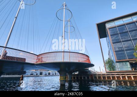 Kopenhagen, Dänemark - 2022. September: Blick auf die berühmte Circle Bridge, Cirkelbroen in Form von Schiffsmasten, die von Olafur Eliasson in Christianshavn entworfen wurden Stockfoto