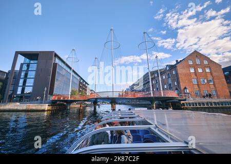 Kopenhagen, Dänemark - 2022. September: Blick auf die berühmte Circle Bridge, Cirkelbroen in Form von Schiffsmasten, die von Olafur Eliasson in Christianshavn entworfen wurden Stockfoto