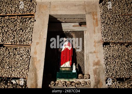 (ANMERKUNG DER REDAKTION: Bild zeigt den Tod.) Antiker Friedhof der Fontanelle von Neapel, so benannt nach dem Vorhandensein von Wasserquellen in der Antike. Der ce Stockfoto