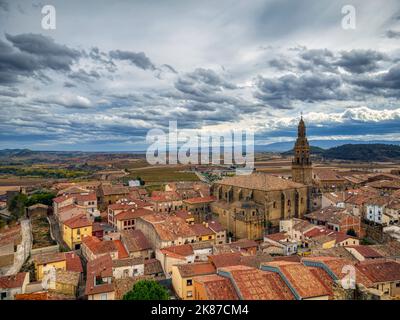 Briones Luftaufnahme mit der Kirche von Nuestra Señora de la Asuncion in La Rija, Spanien. Stockfoto