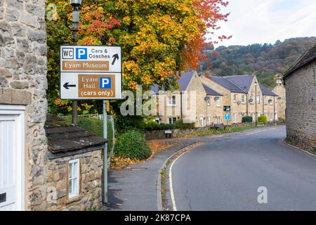 Ein Hinweisschild in Eyam Village im Peak District von Derbyshire. Stockfoto