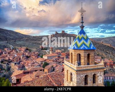 Blick auf Albarracin bei Sonnenuntergang mit seinen Mauern und der Kathedrale im Vordergrund. Stockfoto