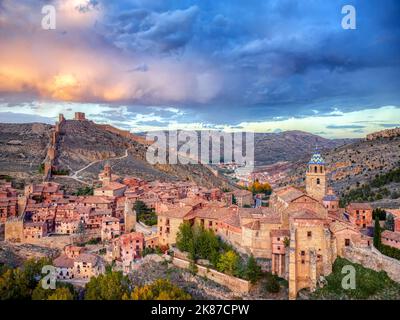 Blick auf Albarracin bei Sonnenuntergang mit seinen Mauern und der Kathedrale im Vordergrund. Stockfoto