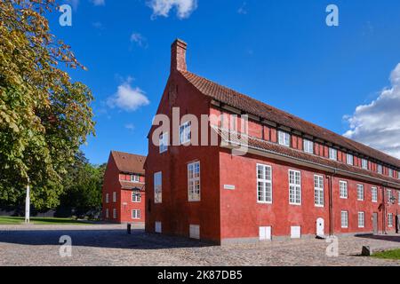 Kopenhagen, Dänemark - September 2022: Kaserne in der Zitadelle Kastellet, die wunderschöne gelbe und rote Gebäude an der Stelle hat Stockfoto