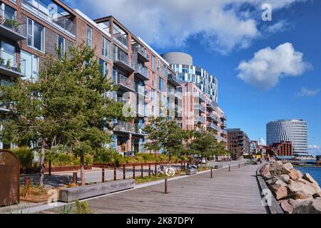 Kopenhagen, Dänemark - September 2022: Modernes Apartmentgebäude im Hafenviertel Nordhavn Stockfoto