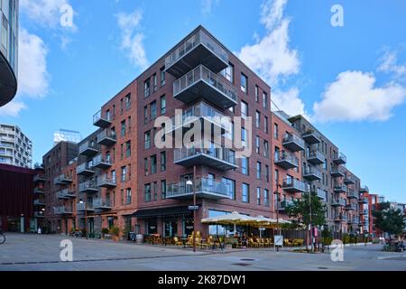 Kopenhagen, Dänemark - September 2022: Modernes Apartmentgebäude im Hafenviertel Nordhavn Stockfoto