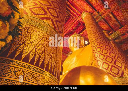 Die große Buddha-Statue namens Luang Pho Tho im Wat Phanan Choeng in der Provinz Ayutthaya, Thailand. Stockfoto