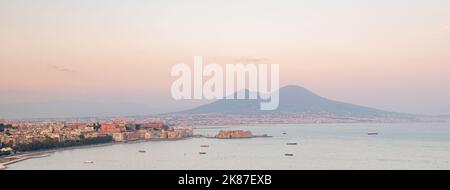 Neapel, Italien. Blick auf den Golf von Neapel bei Sonnenuntergang vom Posillipo-Hügel mit dem Vesuv weit im Hintergrund. Banner-Kopfzeile horizontal. Stockfoto