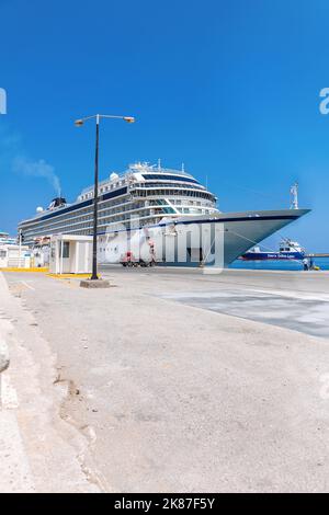 Rhodos, Griechenland - 23. August 2022: Panoramablick auf schöne Yachten, touristische Fähren stehen im Hafen von Rhodos, Griechenland. Stockfoto