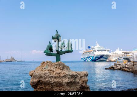 Rhodos, Griechenland - 23. August 2022: Panoramablick auf schöne Yachten, touristische Fähren stehen im Hafen von Rhodos, Griechenland. Stockfoto