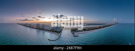 Drohnenpanorama über die Skyline von Miami Beach am Abend nach Sonnenuntergang Stockfoto