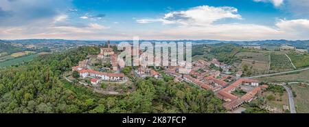 Panorama-Drohnenbild des Castello Cereseto im Piemont am Abend im Sommer Stockfoto