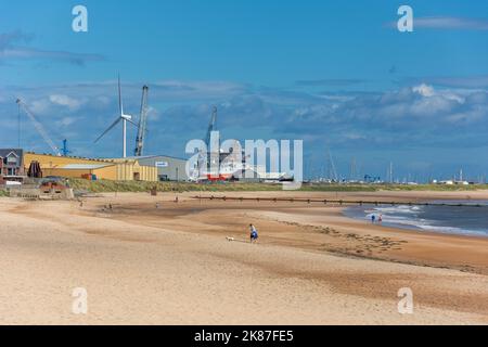 Blick auf den Strand und den Yachthafen, Blyth South Beach, Blyth, Northumberland, England, Vereinigtes Königreich Stockfoto