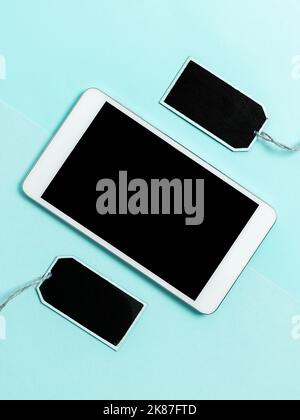 Handybildschirm Mit Wichtigen Nachrichten Auf Dem Schreibtisch. Crutial Informationen Über Mobiltelefon Auf Dem Tisch Stockfoto