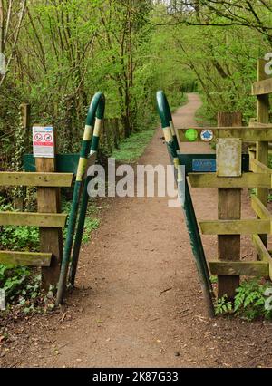 Ein Quetschstil im Severn Valley Country Park, um den Zugang über einen öffentlichen Brückenweg zu beschränken. Stockfoto