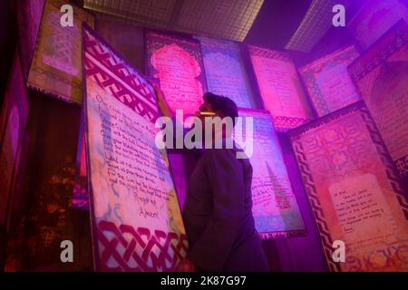 Birmingham, Großbritannien. 21. Oktober 2022. Der Künstler und Schöpfer Mohammed Ali, in seiner Kunstinstallation "Waswasa", einer Schau, die den physischen Akt des islamischen Gebets in der britischen säkularen Gesellschaft untersucht. Die Arbeit zeigt Hunderte von gesammelten Gebeten aus der Gemeinschaft Graffiti auf schwebenden Gebetsmatten. Es wurde ursprünglich im Rahmen des Birmingham 2022 Festivals gezeigt und wird jetzt exklusiv in seinem innerstädtischen Gemeinschaftskunstraum in Sparkbrook, Birmingham, ausgestellt. Der Künstler ist bekannt dafür, durch sein Werk den Glauben, die Migration und die Polarisierung der Gesellschaft zu erforschen. Kredit: Peter Lopeman/Alamy Live Nachrichten Stockfoto