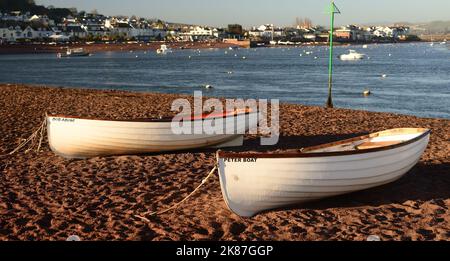 Boote auf Back Beach, Teignmouth neben der Teign Mündung, mit Blick auf Shaldon. Stockfoto