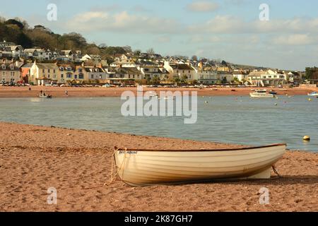 Boote auf Back Beach, Teignmouth neben der Teign Mündung, mit Blick auf Shaldon. Stockfoto