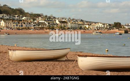 Boote auf Back Beach, Teignmouth neben der Teign Mündung, mit Blick auf Shaldon. Stockfoto