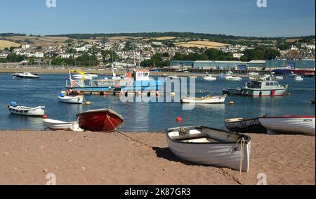 Boote am Back Beach und in der Teign Mündung in Teignmouth mit Blick auf den Hafen. Stockfoto