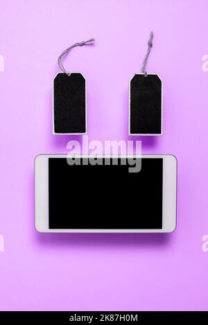 Handybildschirm Mit Wichtigen Nachrichten Auf Dem Schreibtisch. Crutial Informationen Über Mobiltelefon Auf Dem Tisch Stockfoto
