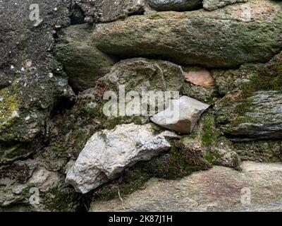 Hochwertige alte Steinmauer Hintergrund. Vorderansicht mit Kopierplatz. Stockfoto