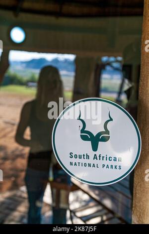 KRÜGER NATIONAL PARK, SÜDAFRIKA - AUGUST 2022: Klassisches Krüger National Park-Schild am Krüger National Park Stockfoto