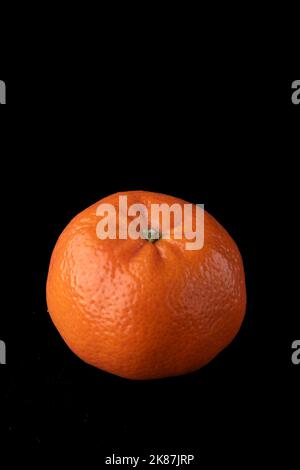 Mandarinen auf schwarzem Hintergrund Stockfoto