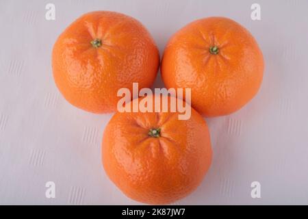 Drei Mandarinen auf weißem Hintergrund Stockfoto