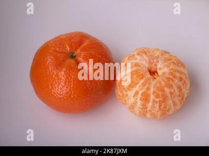 Geschälte Mandarine auf dem Tisch Stockfoto