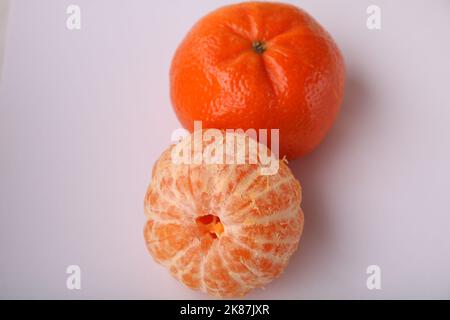 Geschälte Mandarine auf dem Tisch Stockfoto