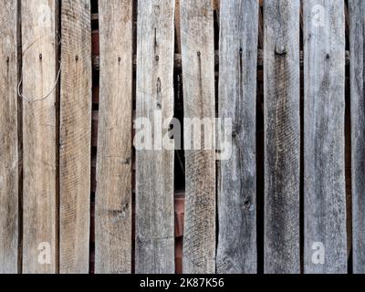 Hochwertige alte geknackte hölzerne Zaun Hintergrund. Holzstruktur. Vorderansicht mit Kopierplatz. Stockfoto