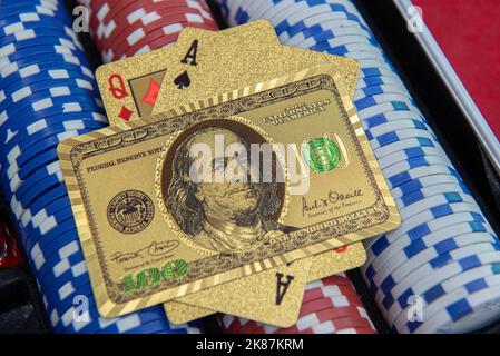 Atibaia, Brasilien. 7. Oktober 2022: Zwei Asse auf Pokerchips. Double Asse ist das größte Poker, eines der beliebtesten Kartenspiele der Welt und wi Stockfoto