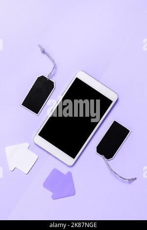 Handybildschirm Mit Wichtigen Nachrichten Auf Dem Schreibtisch. Crutial Informationen Über Mobiltelefon Auf Dem Tisch Stockfoto