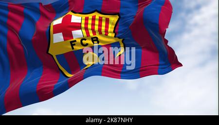 Barcelona, Spanien, 2022. Mai: Die Flagge des FC Barcelona winkt an einem klaren Tag im Wind. Der FC Barcelona ist ein spanischer Profifußballverein mit Sitz in Bar Stockfoto