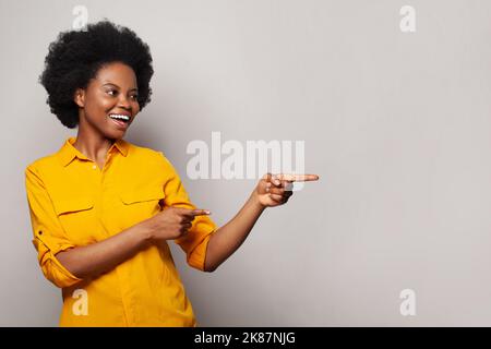 Glücklich fröhlich Brünette Frau lächelnd und poiting auf Kopie Raum auf weißem Banner Hintergrund Stockfoto