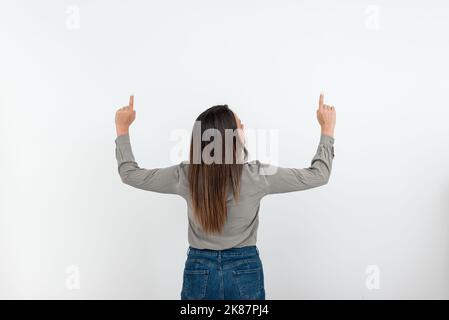 Frau Steht Rückwärts Und Kommt Mit Neuen Erstaunlichen Ideen Auf. Geschäftsfrau Denkt Tief Nach Alten Wunderbaren Plänen. Guy Brain Storming Brillant Stockfoto