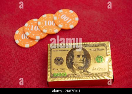 Vier Asse in der Nähe von Chips auf einem roten Filztisch. Poker-Spiel ist eines der beliebtesten Kartenspiele der Welt und spielte viel in Casinos. Karte Stockfoto