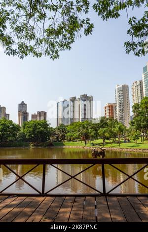 Goiânia, Goias, Brasilien – 09. Oktober 2022: Ein Winkel des Flamboyant Parks, der Details des Decks über dem See und Details der Gebäude zeigt. Stockfoto