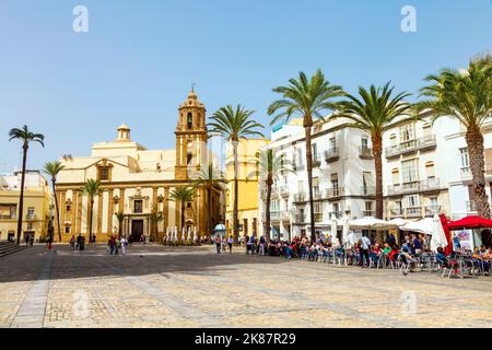 Gebäude und Iglesia de Santiago Apóstol rund um die Plaza de la Catedral (Cathedral Square) in Cáádz, Andalusien, Spanien Stockfoto